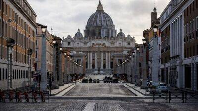 После отказа во встрече с Папой Римским: в Ватикане турист разбил две древнеримские скульптуры