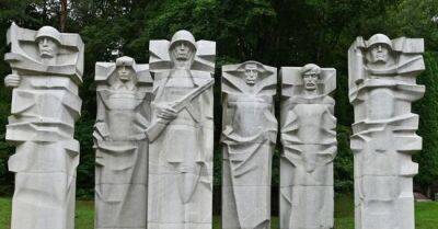 Стелы на Антакальнисском кладбище в Вильнюсе накроют тканью