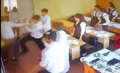 В одной из школ Узбекистана ученик набросился с кулаками на учителя. Видео