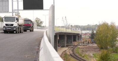 Путепровод на Саркандаугаве скоро будет открыт для движения; начались испытания нагрузки моста