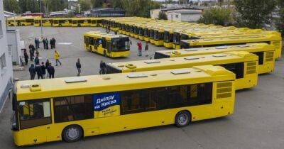 Киев отправил Днепру 30 автобусов на замену уничтоженным при ударе войск РФ (видео)