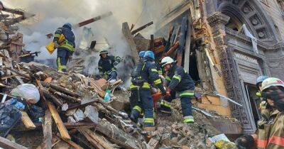 Ракетные удары по Запорожью: спасатели достали из-под завалов тела погибших (фото)