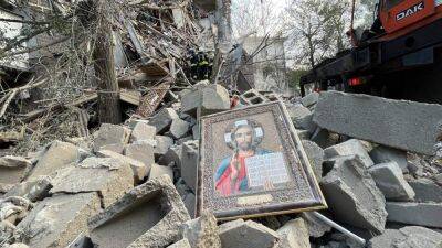 В Запорожье спасатель нес икону, выброшенную из дома взрывной волной: трогательное фото