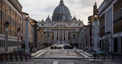 Не пропустили к Папе: рассерженный американец разбил две древние статуи в Ватикане