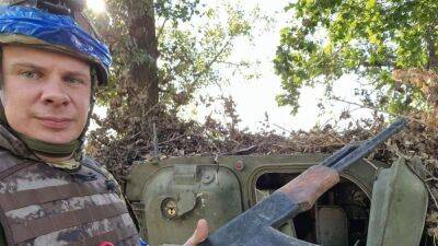 Деревянные калаши и обучающие гранаты: Комаров показал "оружие", с которым россияне приехали в Украину