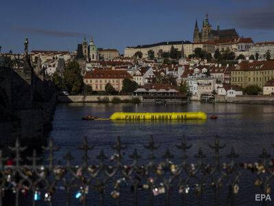 "Газ крови Путина". В реке в центре Праги развернули надувной газопровод
