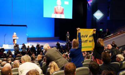 На выступлении премьер-министра Greenpeace устроил акцию против ее климатических решений