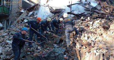 Ракетный удар по Запорожью: из-под завалов домов достали тела 11 погибших (фото)