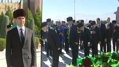 В День поминовения президент Бердымухамедов возложил цветы к памятникам и дал садака