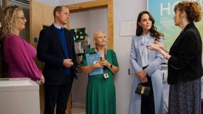 В голубом пальто: элегантная Кейт Миддлтон приехала с визитом в Северную Ирландию