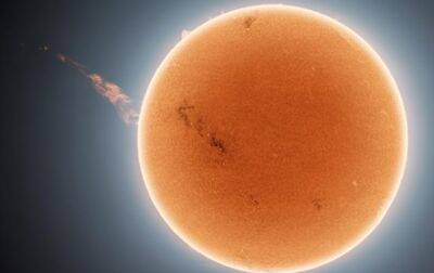 Солнце выбросило в космос огромный поток плазмы