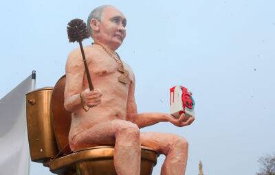 Активисты принесли скульптуру голого Путина к Пражскому Граду
