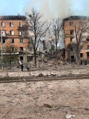Оккупанты ракетами обстреляли многоэтажки в Запорожье: под завалами люди