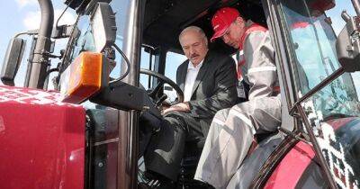 "Сам таким пользуюсь": Лукашенко подарил Путину трактор (видео)