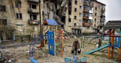 Без окон, света и тепла: люди в освобожденном селе под Киевом живут в разрушенных домах, — СМИ