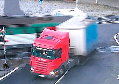 Пассажирский поезд столкнулся с грузовиком в Чехии: видео