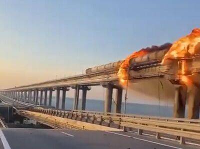 Опубликовано видео, как горят цистерны на Крымском мосту. Часть моста разрушена