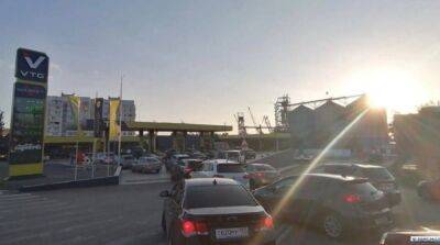 Очереди на АЗС, отмена автобусов и остановка поездов: что происходит в Крыму после взрыва на мосту