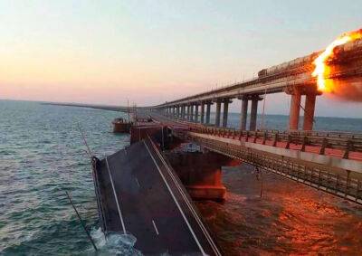 На Крымском мосту прогремел взрыв. Обрушились два пролета