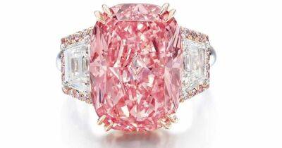 Чрезвычайно редкий розовый бриллиант ушел с молотка за рекордные 58 млн долларов (фото)