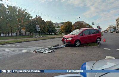 В Минске автомобилист не справился с управлением и снес дорожный знак