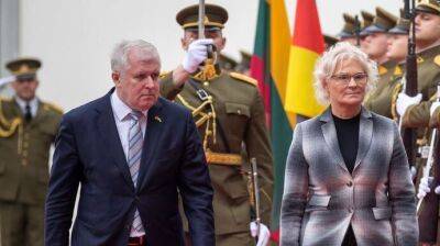 Глава Минобороны ФРГ прибыла в Литву: обсудит усиление контингента НАТО