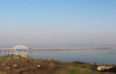 Водолазы МЧС обследуют подводные конструкции Крымского моста после ЧП