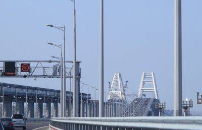 Окупанти заявили, що рух Кримським мостом частково відновлено