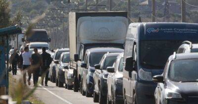 Километровые пробки на Крымском мосту: пропускают по 10 машин раз в 30 минут (видео)