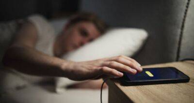 Украинцам посоветовали не класть телефоны рядом с кроватью во время сна