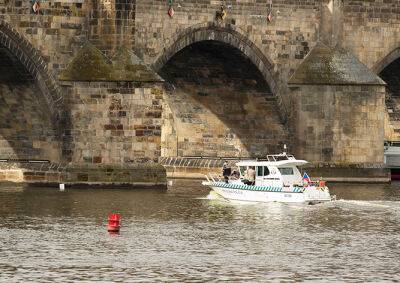 В Праге вандал-иностранец прыгнул в реку, убегая от полиции