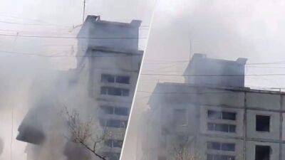 После попадания жилая многоэтажка в Запорожье разрушается на глазах: жуткое видео