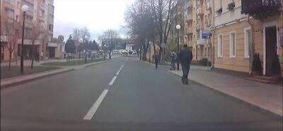 В Гродно сотрудники ГАИ остановили пешеходов, передвигавшихся на электросамокатах по проезжей части