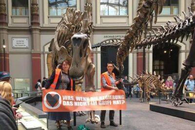 Динозавр замість Ван Гога: у Берліні активістки приклеїлися до скелета віком 66 мільйонів років