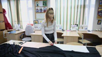 Школьники в ЯНАО шьют балаклавы для воюющих в Украине