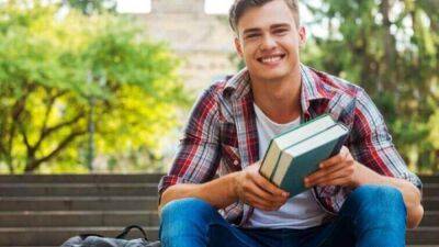 Украинские студенты-мужчины смогут учиться в зарубежных вузах