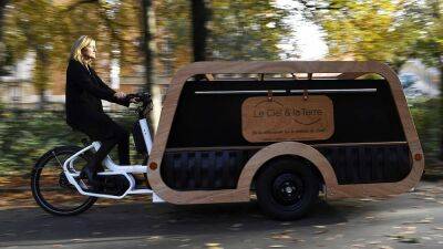 Велокатафалк выехал на улицы Парижа