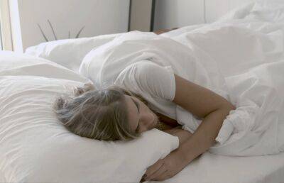 Как быстрее уснуть, если мешают мысли? Есть один хитрый совет психолога