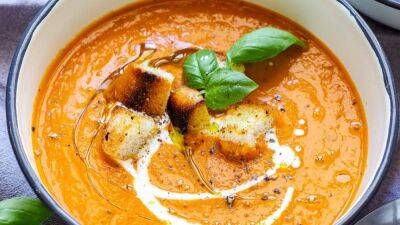 Раз, два, три и готово: быстрый томатный крем-суп с базиликом