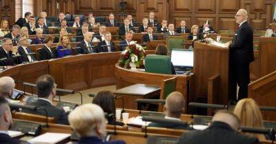 Подтверждены полномочия 99 из 100 депутатов 14-го Сейма, несколько парламентариев дали присягу по-латгальски
