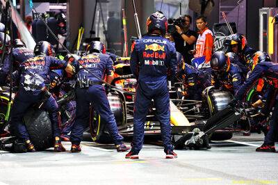В Red Bull расследуют заминку на пит-стопе