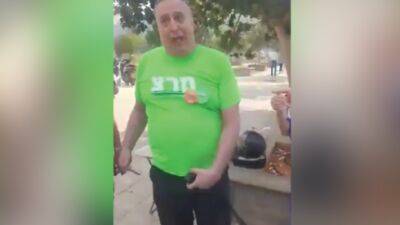 Видео: в Нетании мужчина в футболке МЕРЕЦ осквернил тфилин