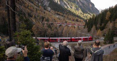 Самый длинный пассажирский поезд в мире прошел через швейцарские Альпы (видео)