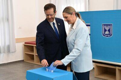 Президент Герцог с женой проголосовали на избирательном участке в Иерусалиме
