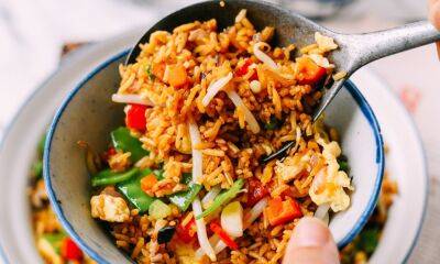 Подойдет ко всему: готовим жареный рис с овощами на сковороде
