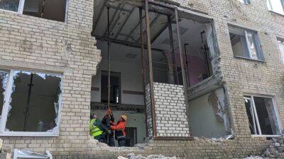На Харьковщине восстанавливают больницу, разрушенную весной (фото)