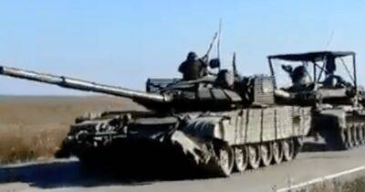 Пошли трофеи: украинский танк Т-72Б3 буксирует захваченный Т-90А (видео)