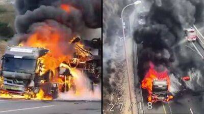 Видео: грузовик загорелся по дороге в Тель-Авив, водитель спасся в последний момент