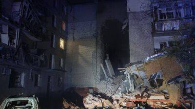 Оккупанты обстреляли жилой квартал Николаева: одна из ракет попала в жилой дом, есть погибшие