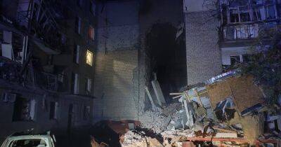 Россияне нанесли ракетный удар по пятиэтажке в Николаеве, есть погибшие и раненые